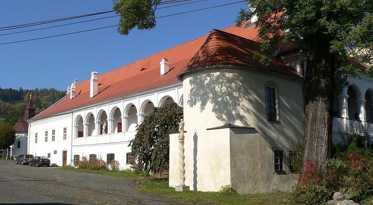 Zámek Mokrosuky Kültér fotó
